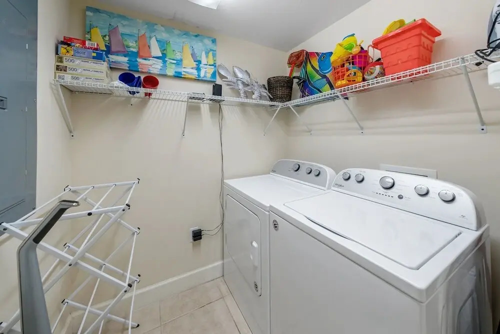 Sea-horsey 3 Bedroom Condo by RedAwning