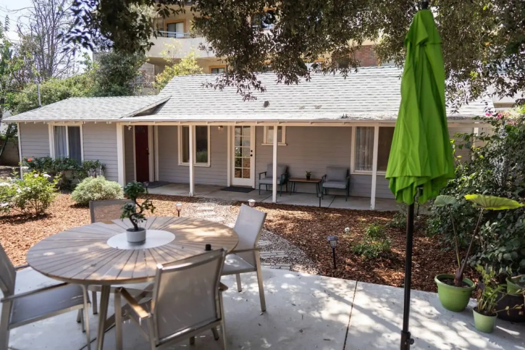 CHARMING UPGRADED 1-BEDROOM HOUSE IN GLENDALE  (p55)