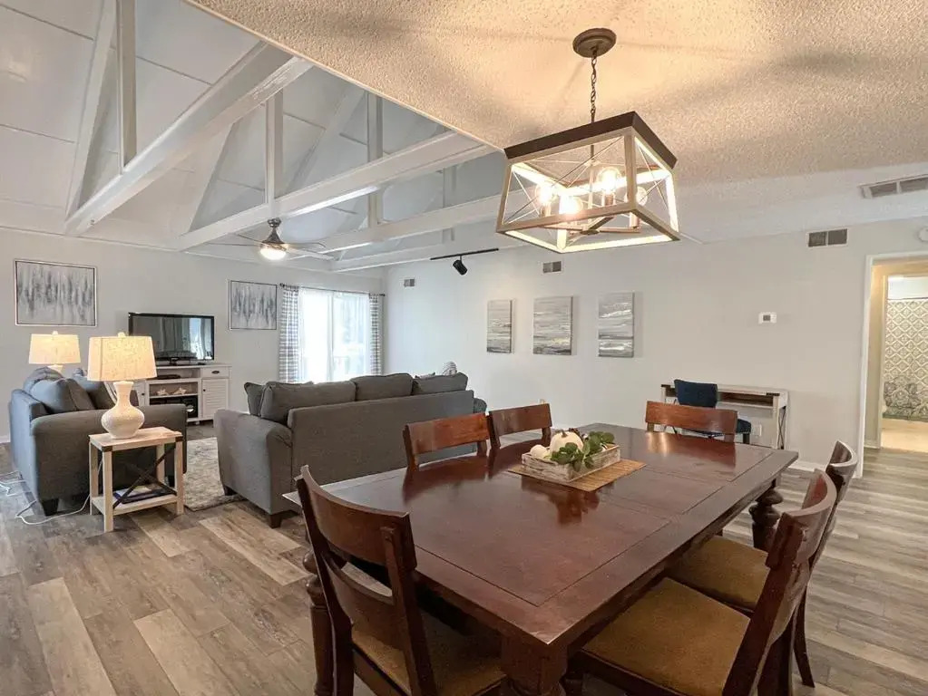 708 Queens Grant