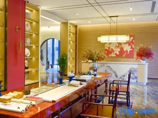 Redwood International Hotel