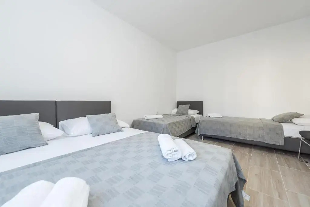 Balen city central house for 8