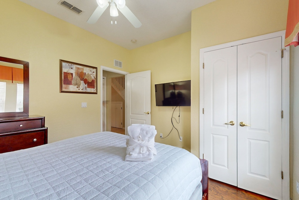 Gated-entry Townhome, With Shared Pool, Central AC, Near Theme Parks