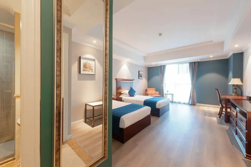 Boyi Hotel (Suzhou Industrial Park Dushu Lake University Area Linli Center Metro Station)