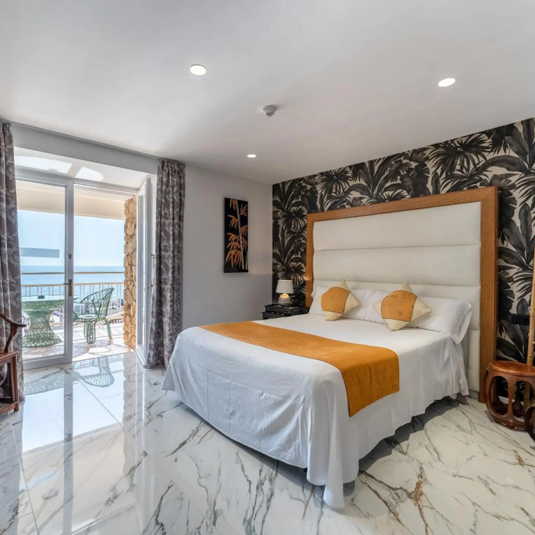 Hotel Roger de Flor by Seleqtta