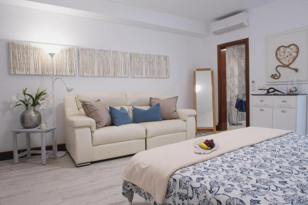 FRONTLINE VILLA 25, well-designed with a heated pool