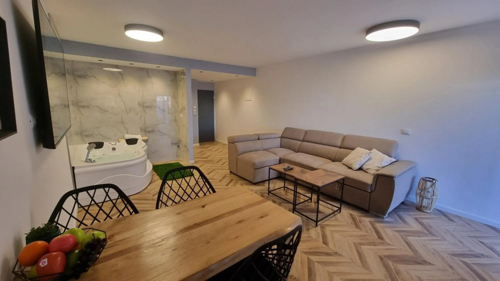garden apartment 7 min walk to the beach