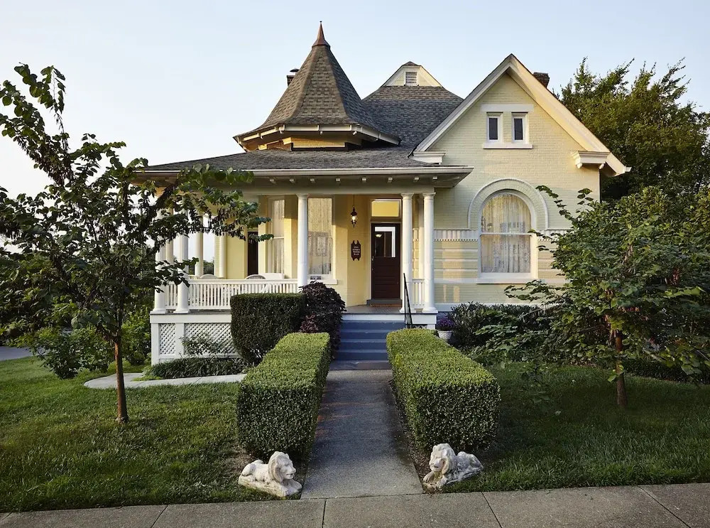 1501 Linden Manor Bed and Breakfast