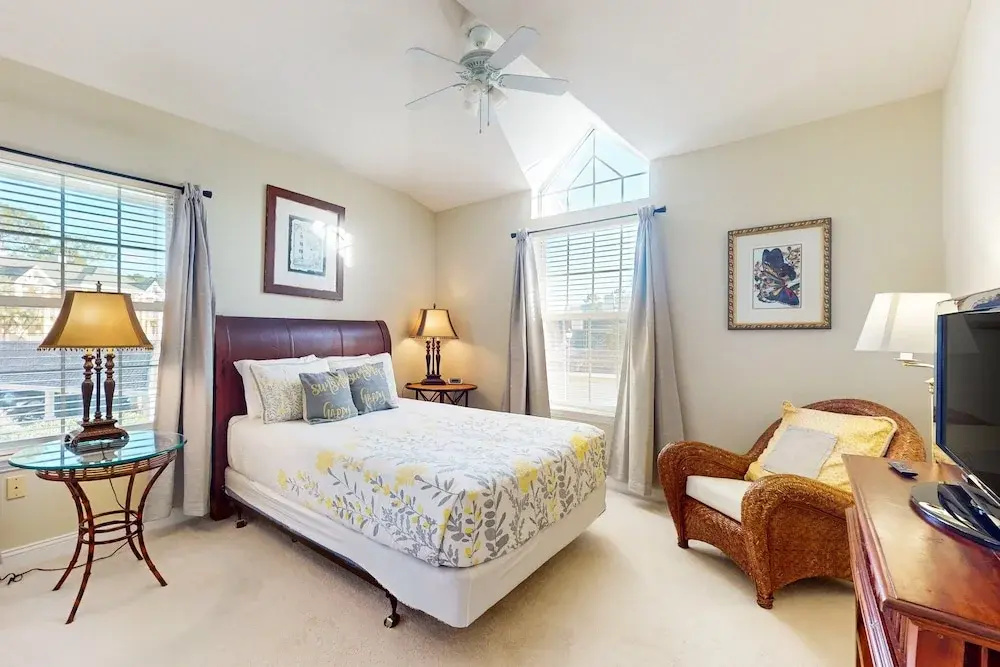 Spacious Condo With Pool, hot tub and Private Washer/dryer