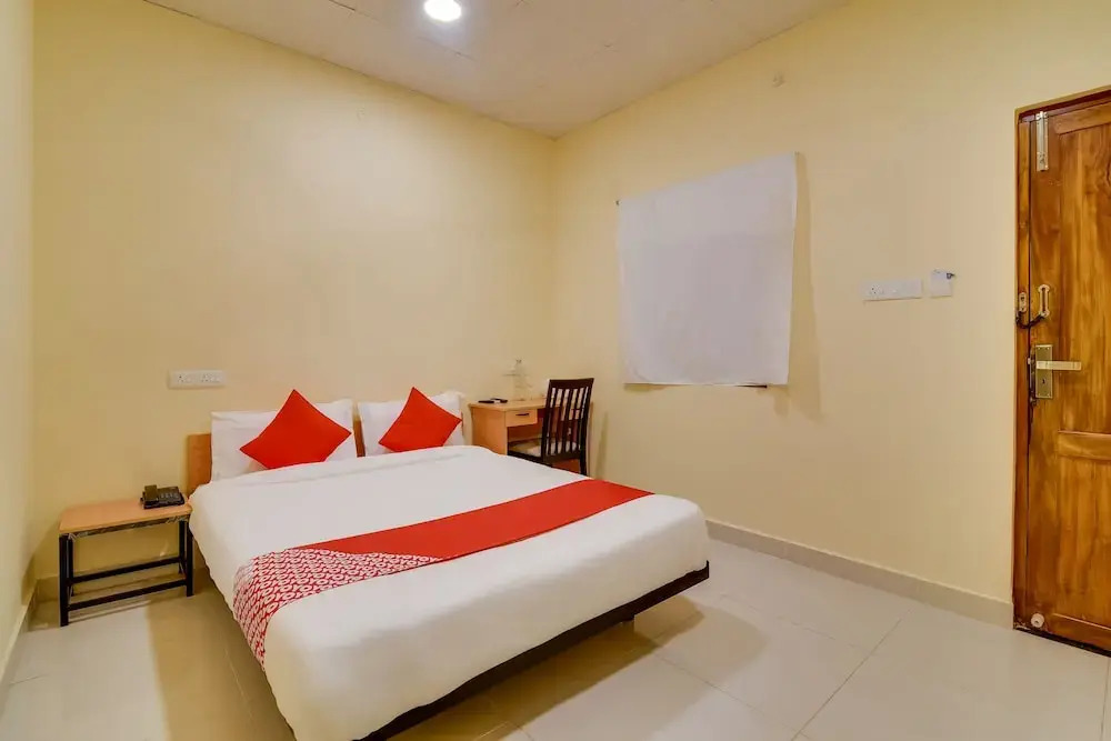 Oyo Flagship 39748 Om Sakthi Complex Pethuchettypet