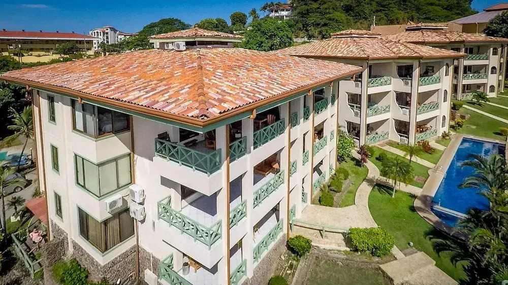 Amazing Ocean Views From This Nicely Equipped Condo