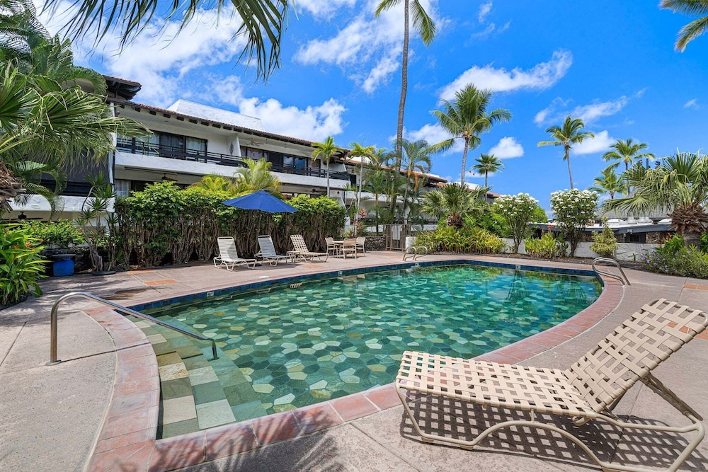 Kona Condo Near Downtown Partial Ocean View Central A/C Sleeps 4 - Vrkcv