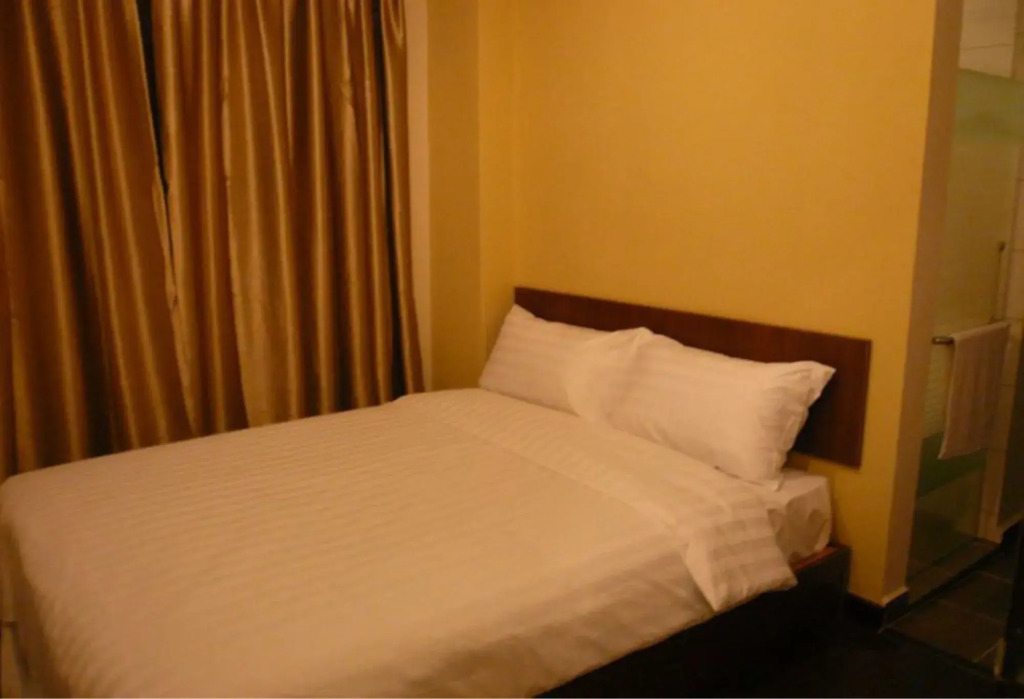 101 Lake View Hotel