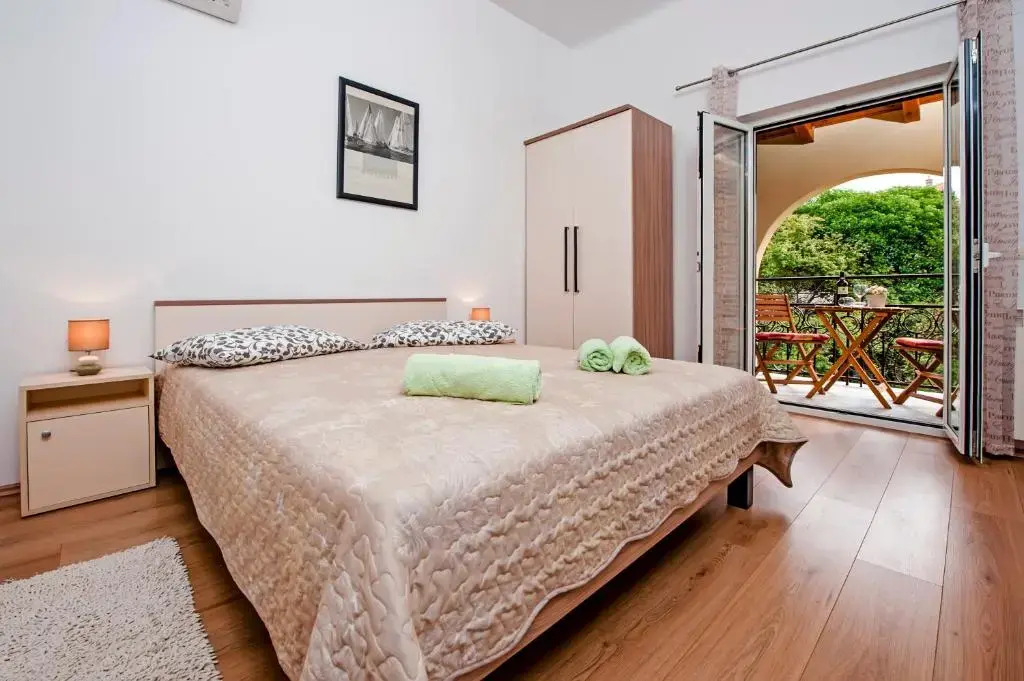 Apartments & Rooms Chiara