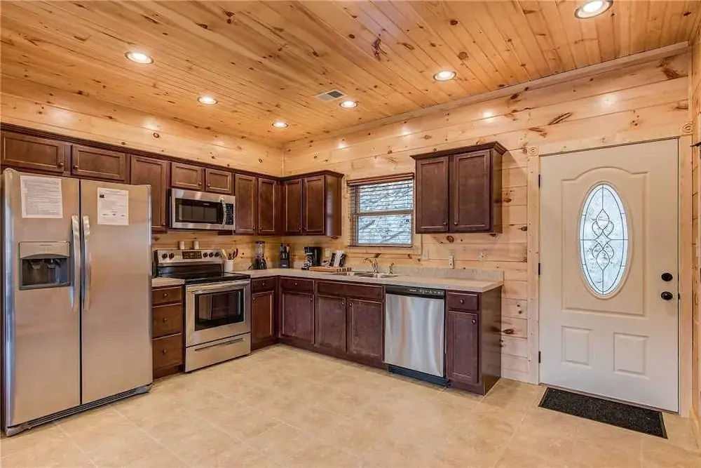 Majestic Manor - Three Bedroom Cabin