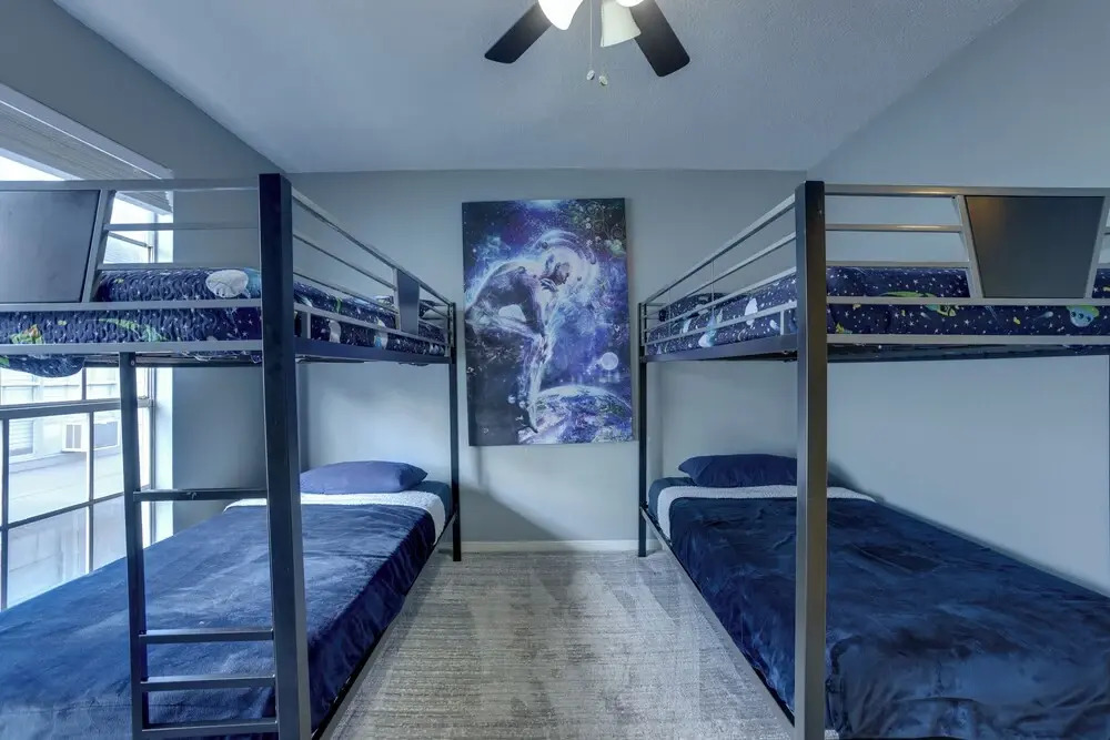 Pets Welcome! Humble Townhome 4 Mi to Airport