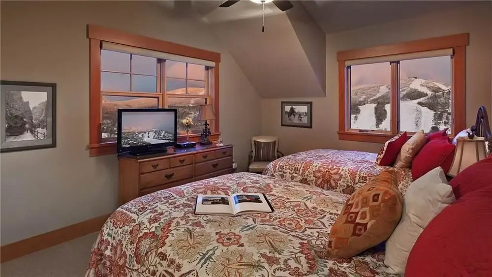Peaks Grande Chalet 8 BedroomHoliday home By Moving Mountains