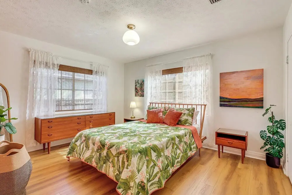 3 Mi to Dtwn: Tampa Cottage w/ Fire Pit!