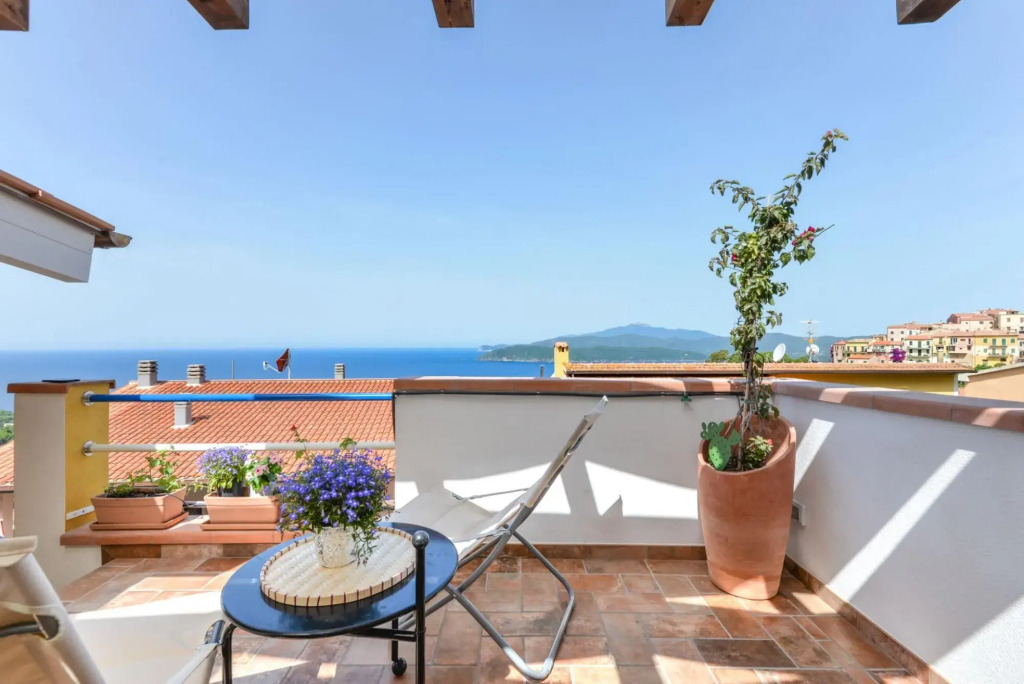 In an oasis of tranquillity, with breathtaking views, a stone's throw from the wonderful historic ce-Galatea