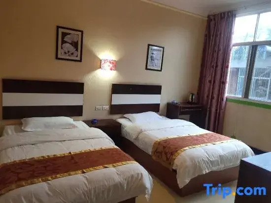Zhaotong Qunhang Hotel