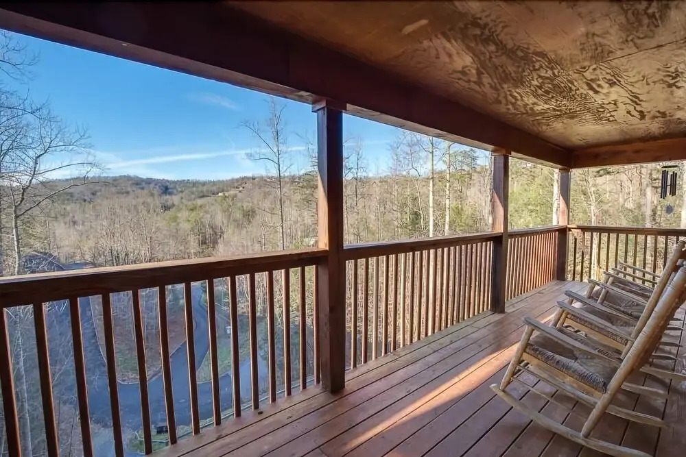 Apple Bear Lodge - Four Bedroom Cabin