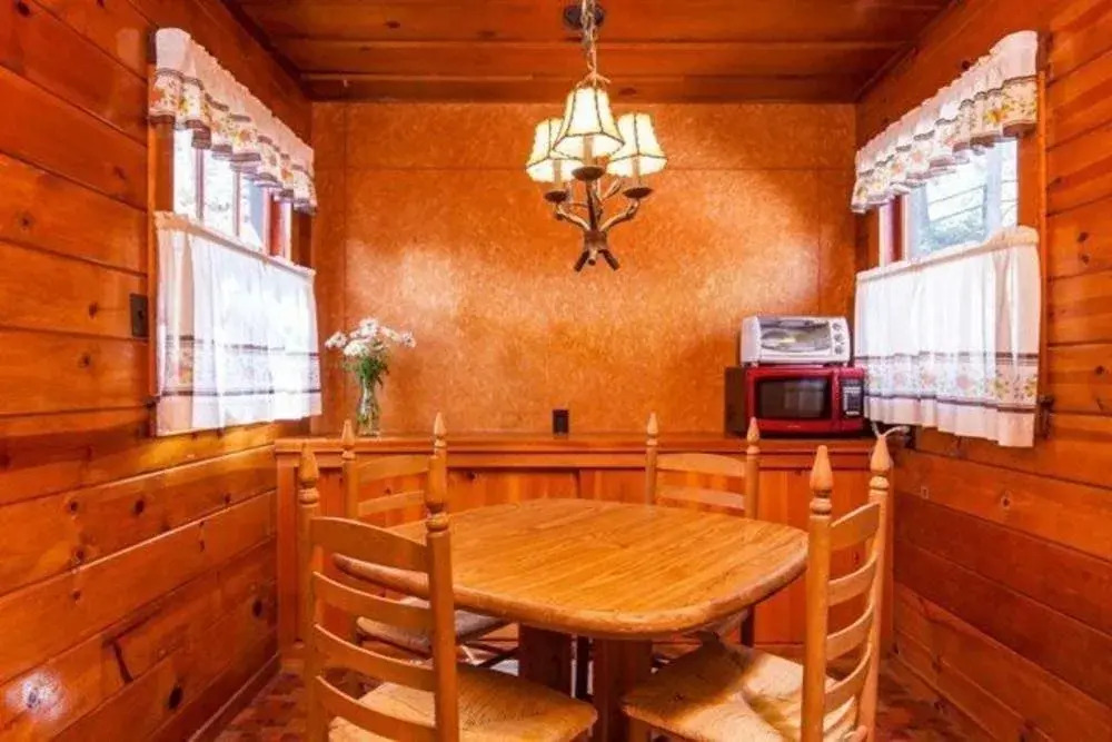 Couples Cove Lakefront Cabin