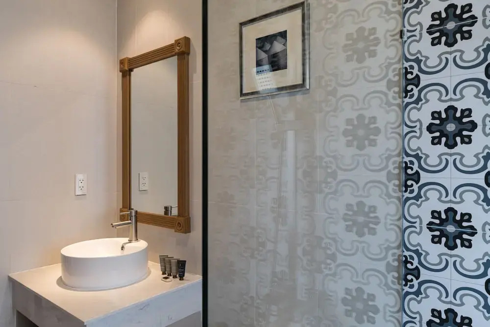 Charmaine's Hotel & Apartment