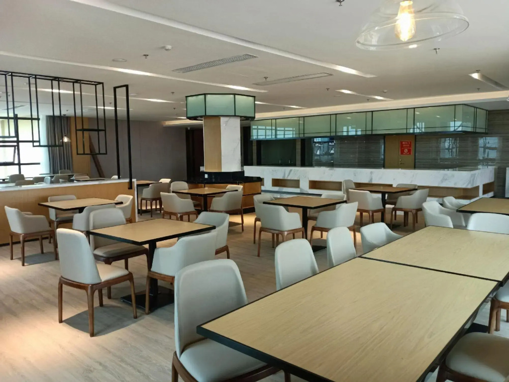 Mangshi Bailongshe Hotel (Dehong Mangshi Airport Dehong Mangshi Square Branch)