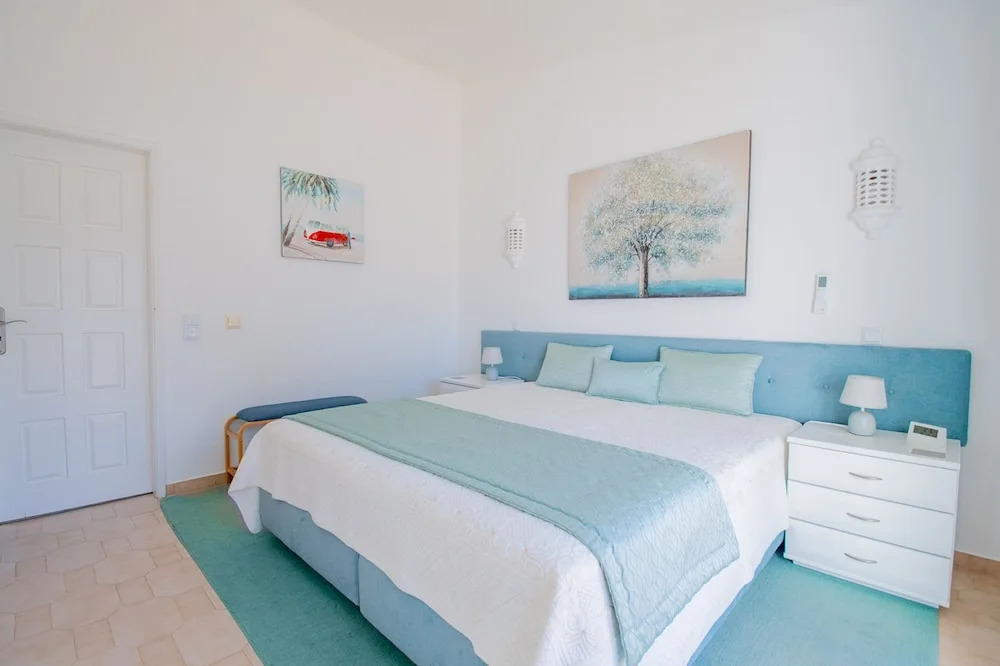 61 vdm Superb Villa on Vale do Milho With Heated
