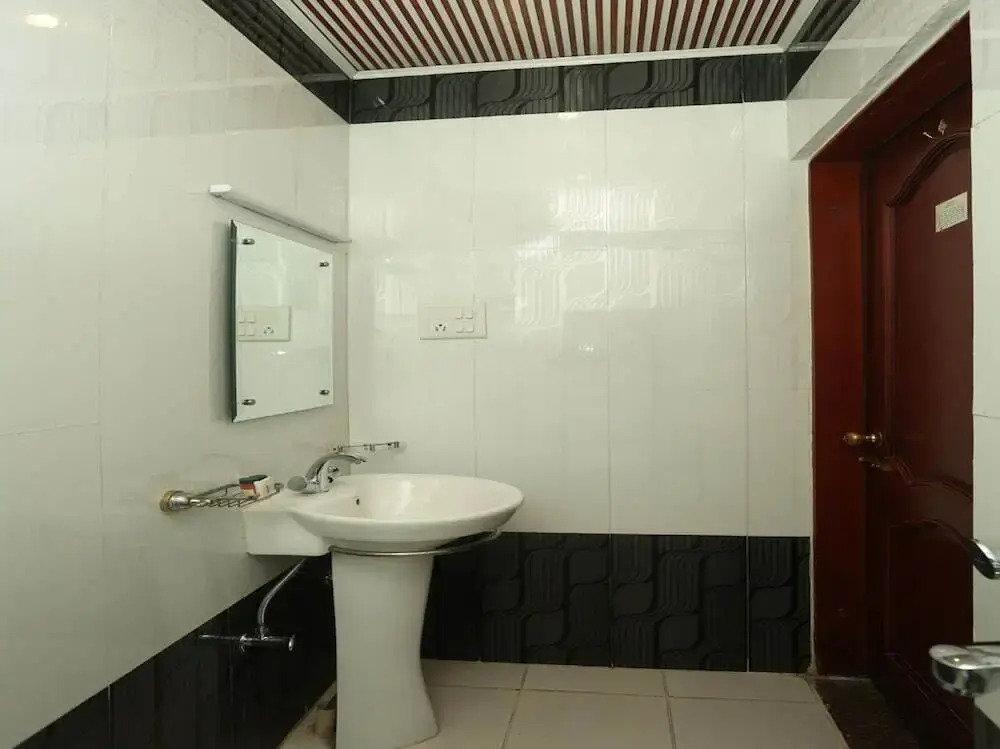 Grest Hotel by OYO Rooms