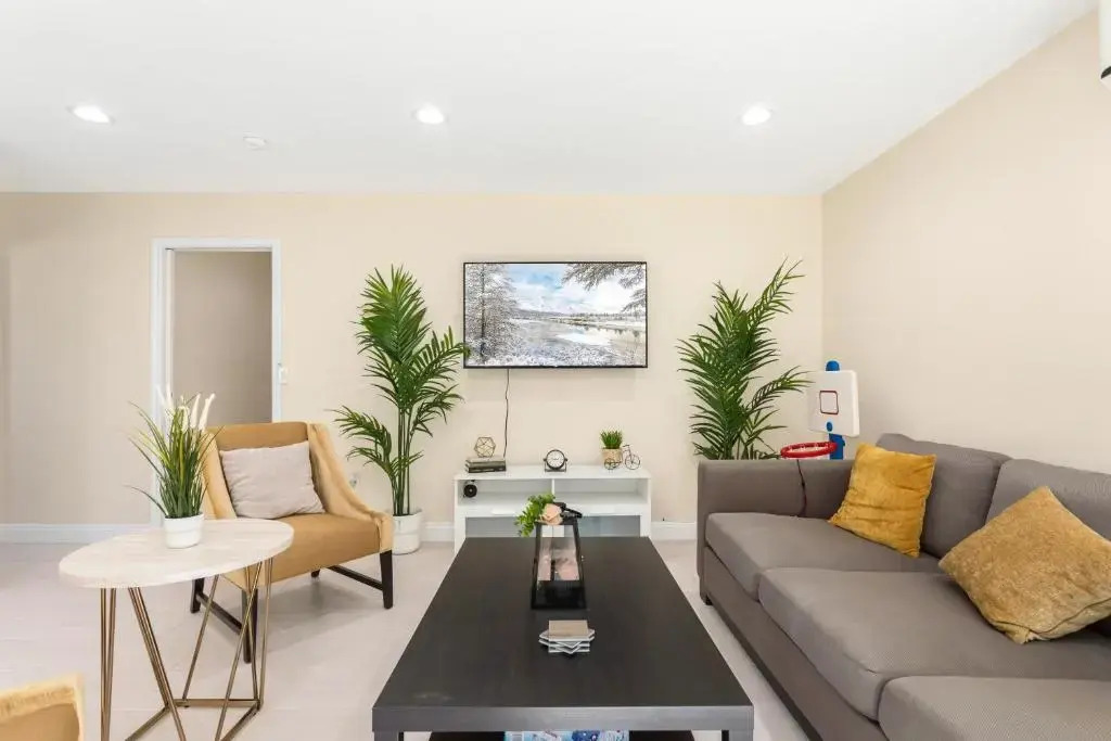 Luxury King Bed Projector Room near Beach & Disneyland