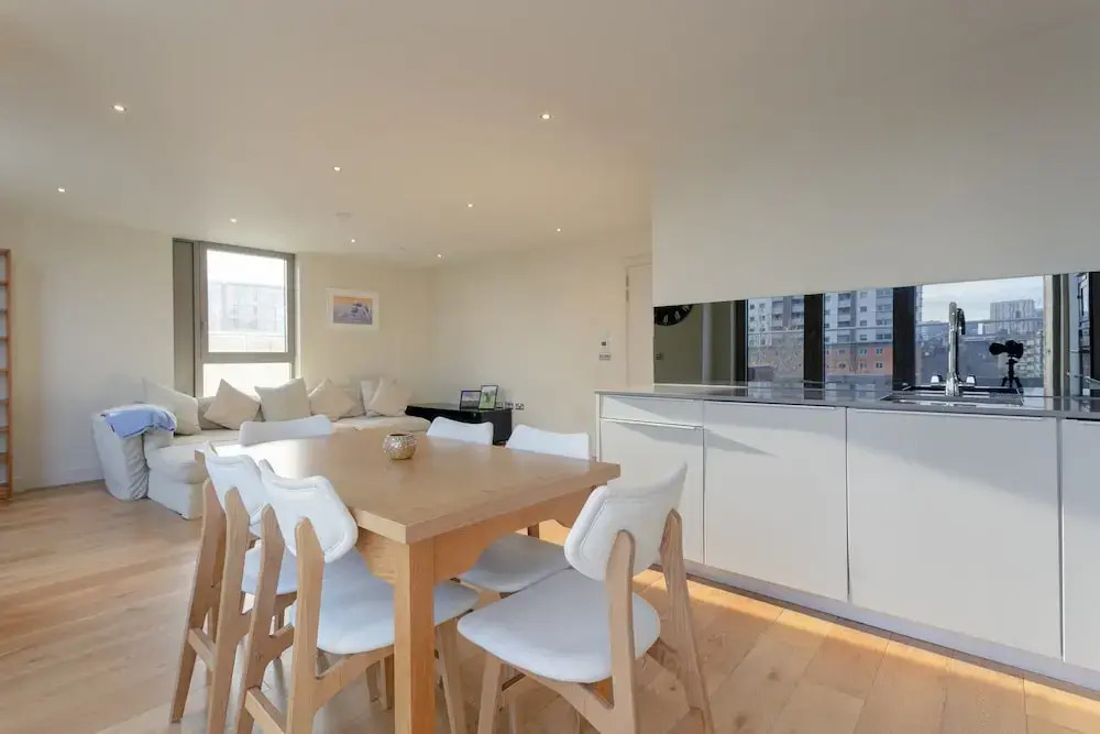 Charming 2 Bedroom Apartment Next to Maltby Market
