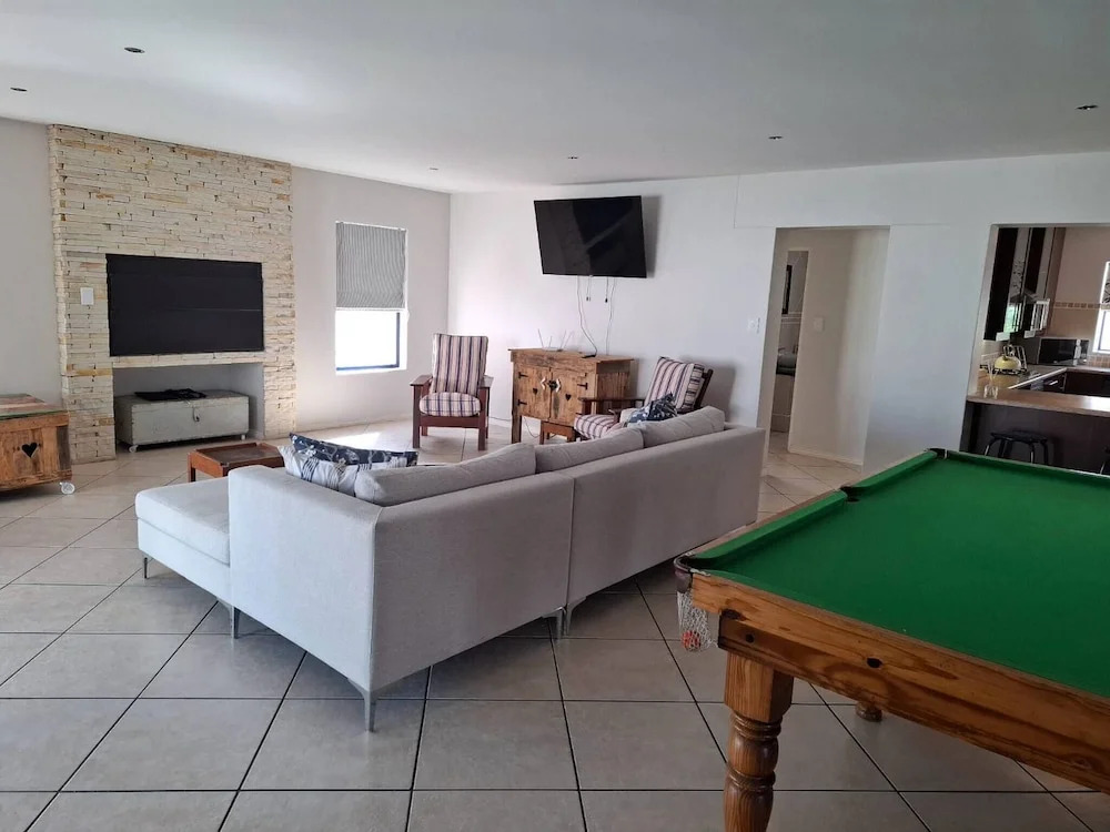 OosiesRus - Charming Langebaan Villa with Garden View