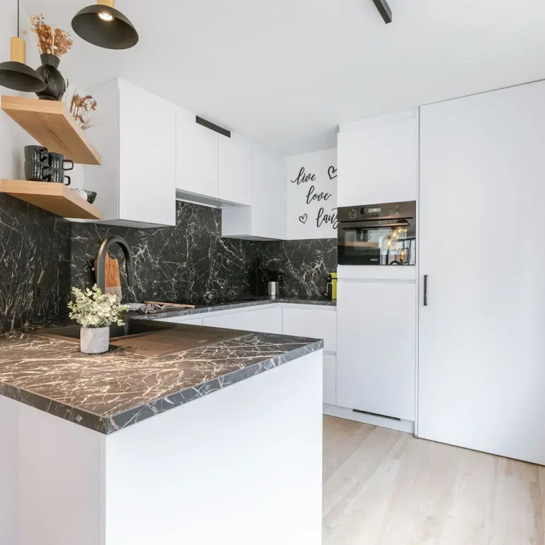 Pleasant 2 Bedroom Apartment With Private Parking