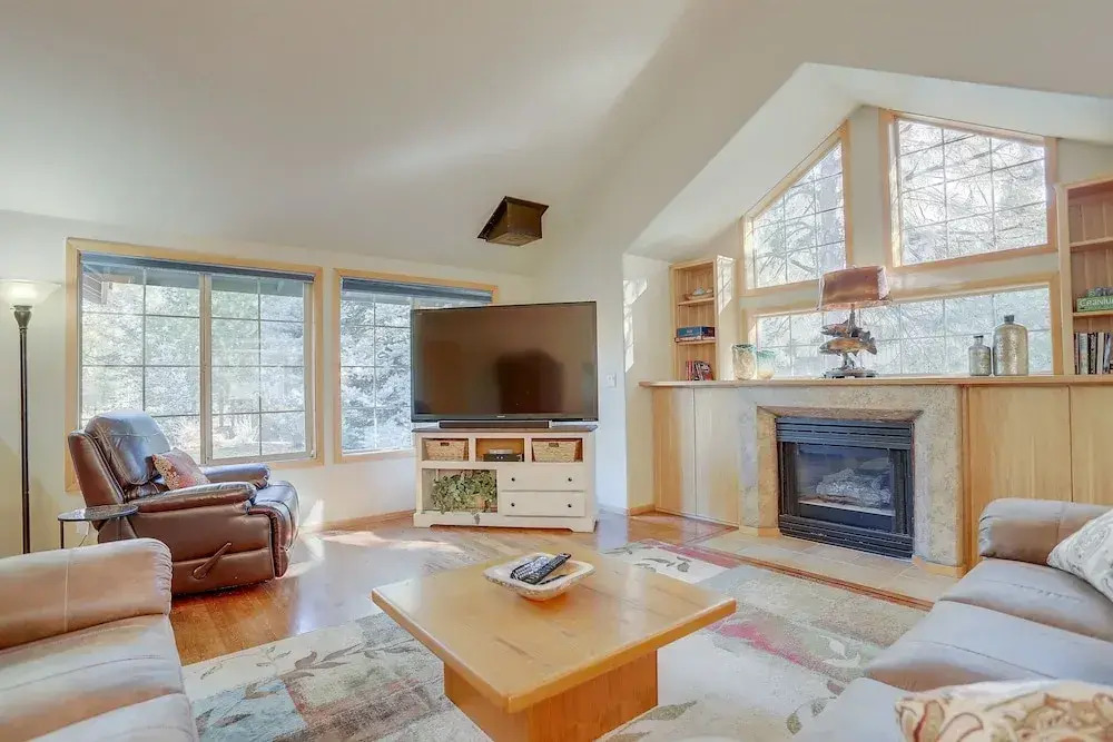 Pet-Friendly 13 Ollalie Home features Double Car Garage by RedAwning
