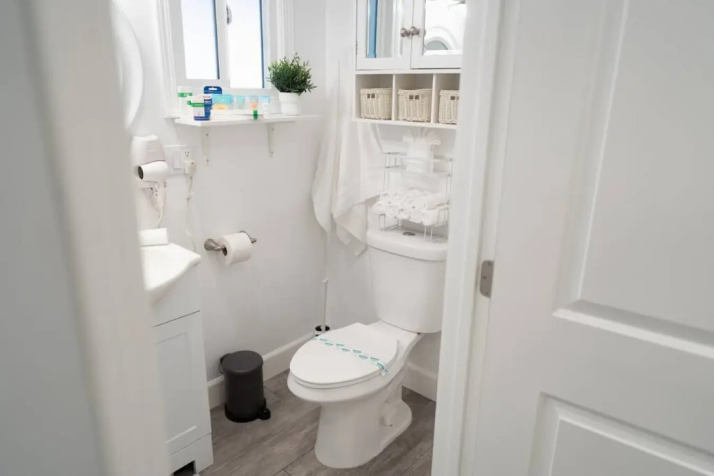 CHARMING UPGRADED 1-BEDROOM HOUSE IN GLENDALE  (p55)