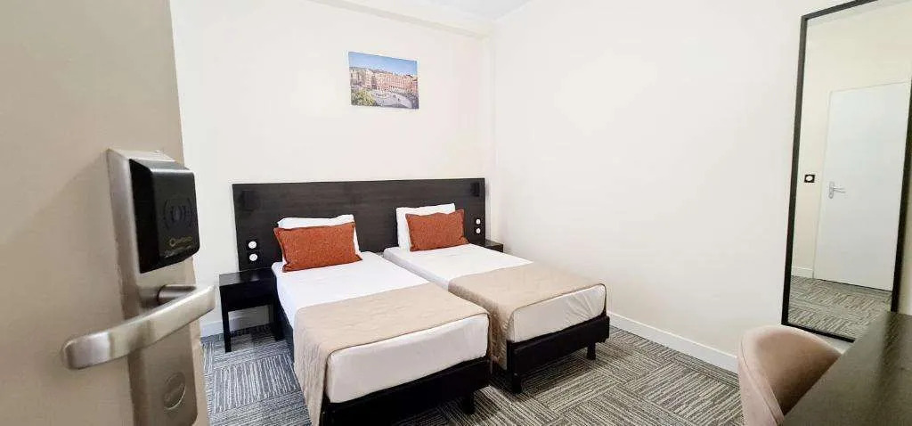 Evelia Hotels