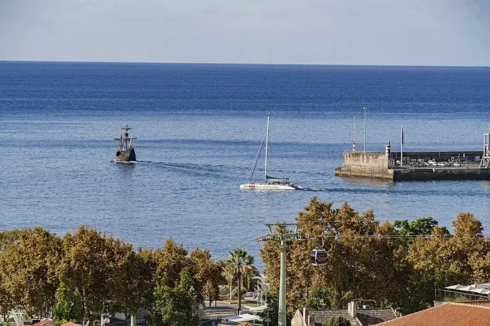Alegria I, Overlooking the bay of Funchal