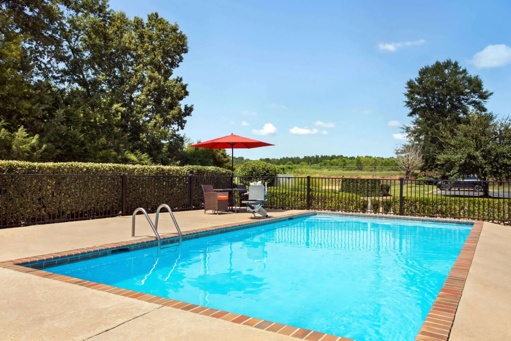 Super 8 by Wyndham Clinton