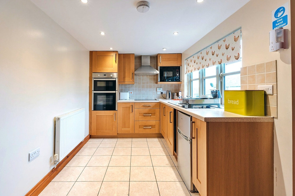 Cottage in Norton With Tennis Court & Patio