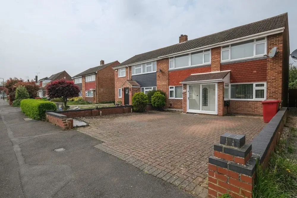 Elegant 5 Bed Home with Garden- Slough