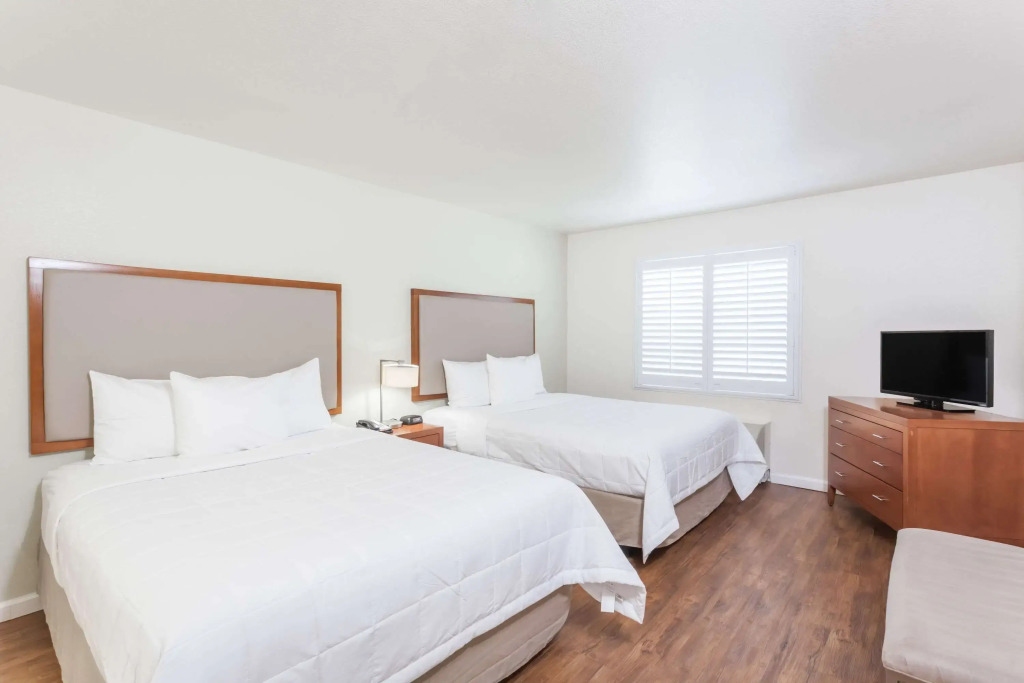 Hawthorn Suites