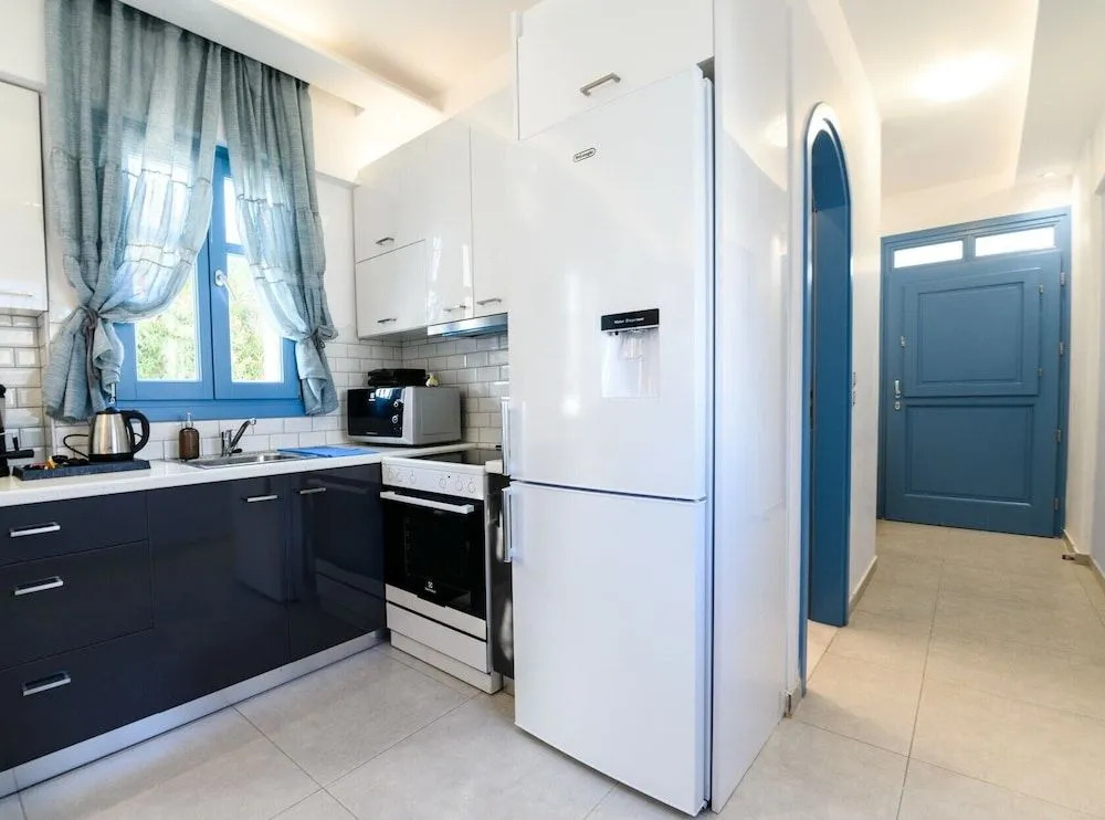 Captain Lazaros Detached Beach Villa and Suites