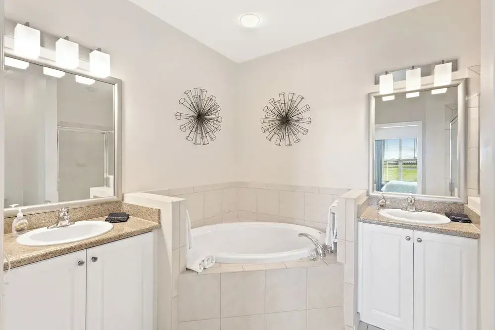 Genoa Vacation Rental: Stylish 2-BR Condo with Golf & Lake Views. Resort-Style Pool, Hot Tub, and Easy Access to Championship Golf. Minutes from Naples Beaches, 5th Avenue S, and Marco Island