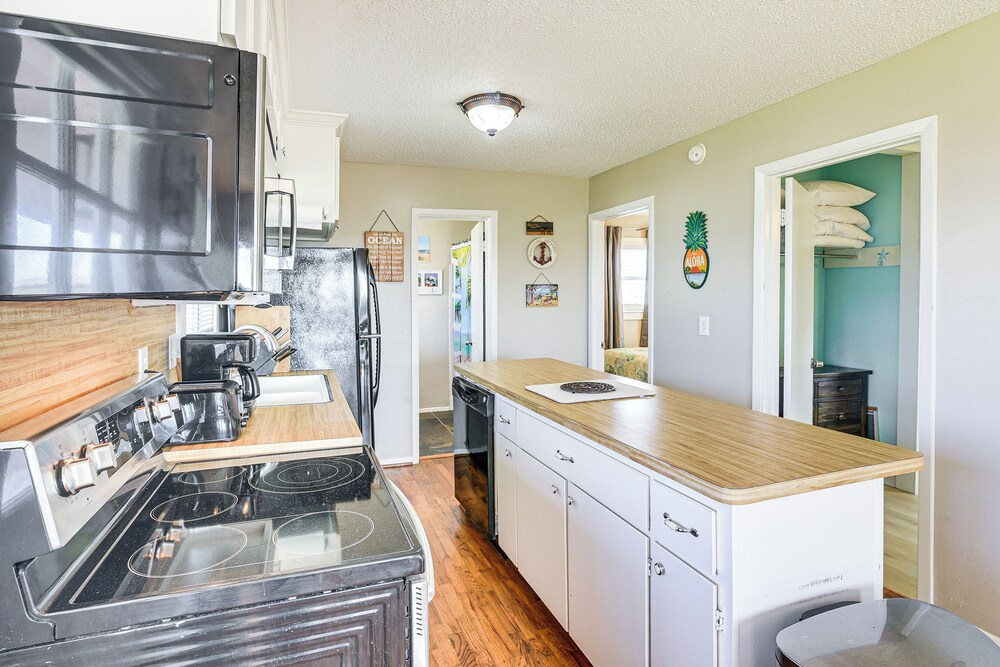 Walk to Beach: Galveston Home w/ Patio & Balcony!