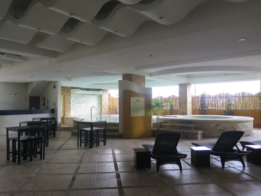 The Pinnacle Hotel and Suites