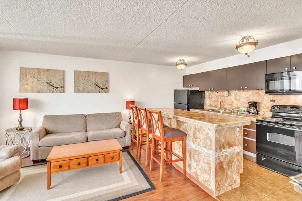 19th Floor Condo with Lanai & Sea Views - FREE Parking!