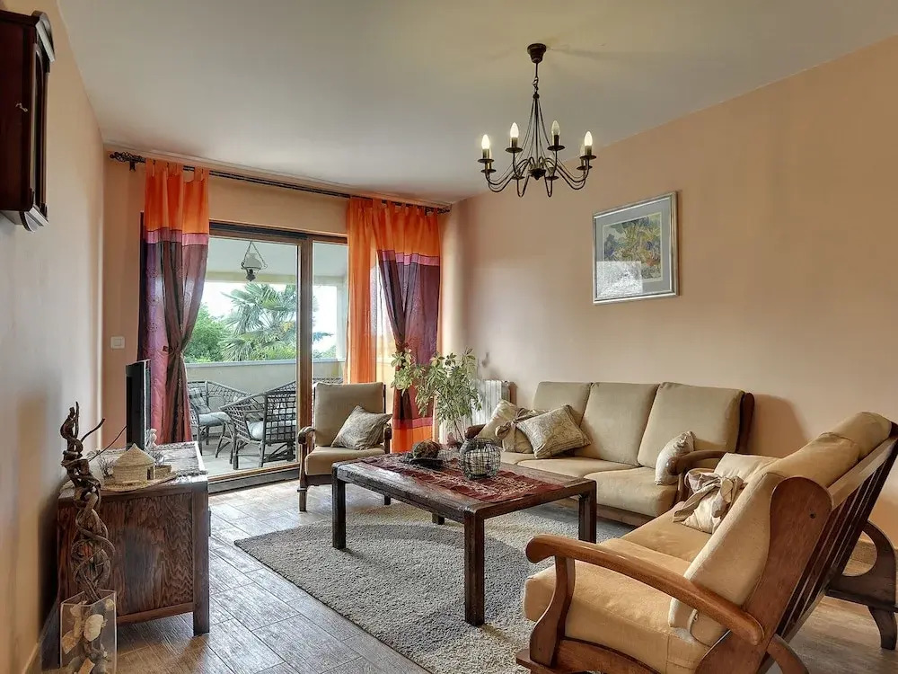 Well Maintained Holiday Home With Private Heated Pool Near the Beach