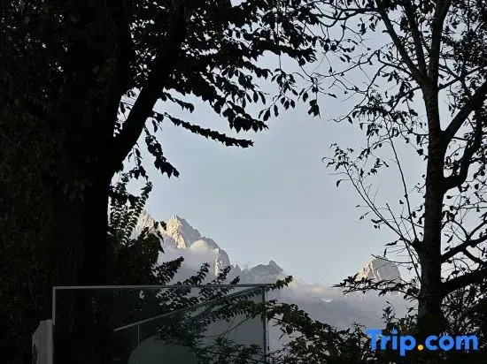 Watch the mountains with you·Designer 180° view of the snow-capped mountains