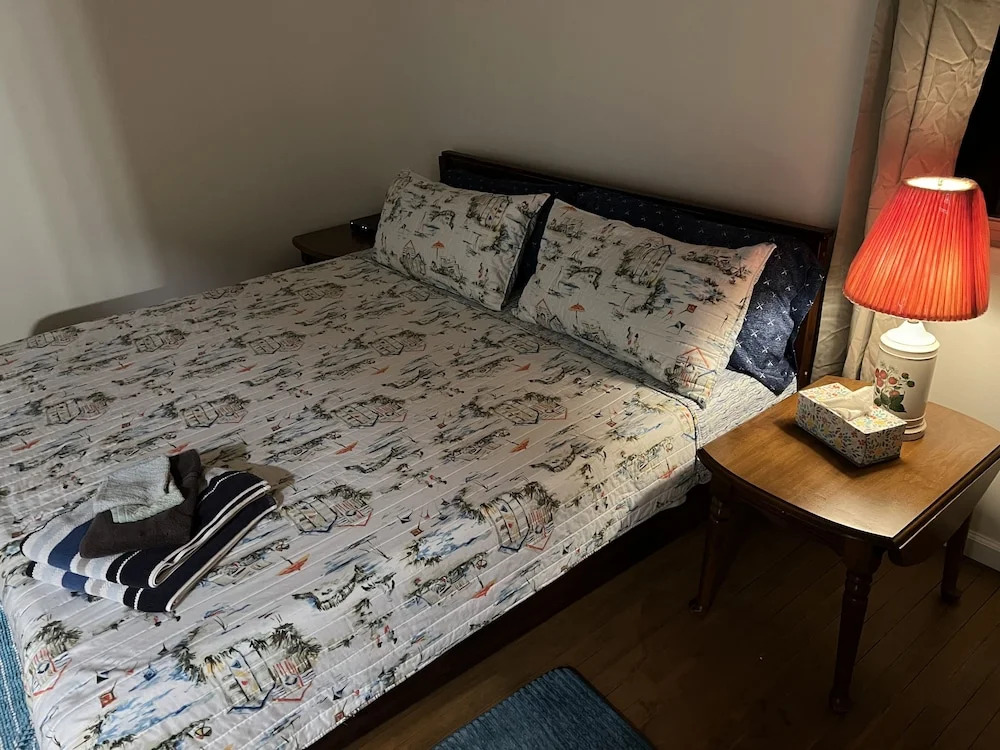 Boat House Ground Floor #2 - 1 Br Waterfront, Wifi 1 Bedroom Apts by RedAwning