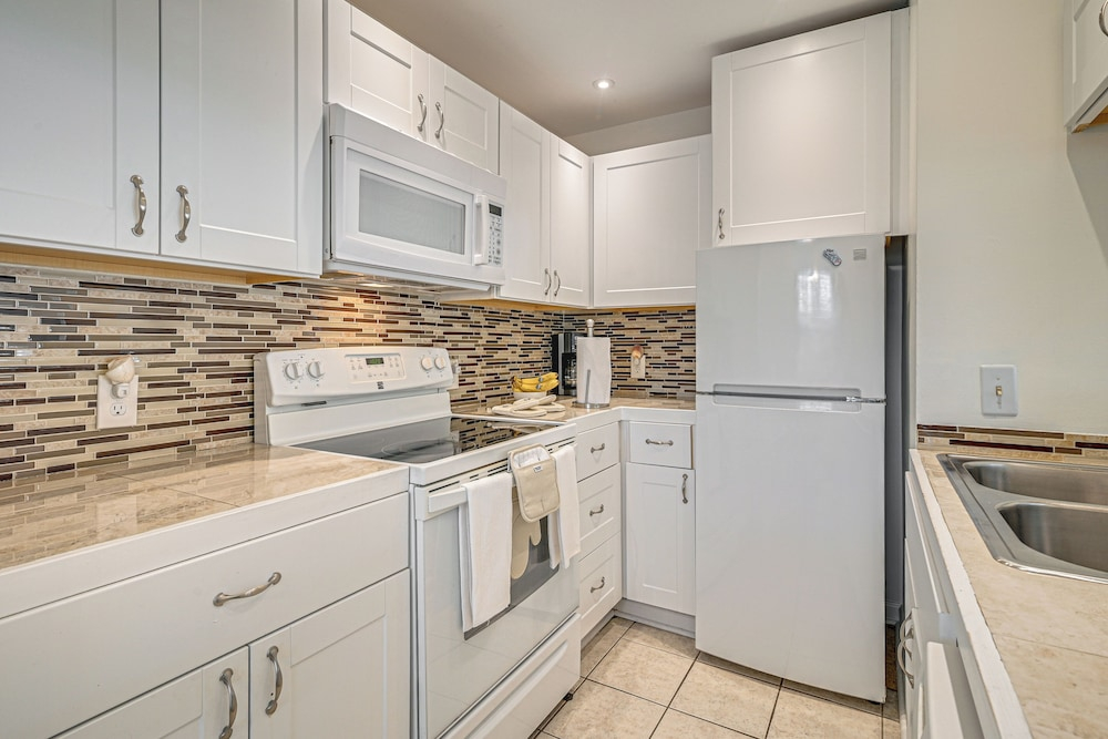 Myrtle Beach Condo: Balconies, Walk to Beach!